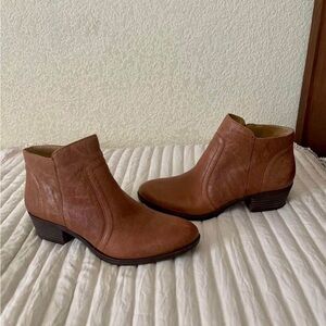 Lucky Brand women’s leather booties. Size 6.5.